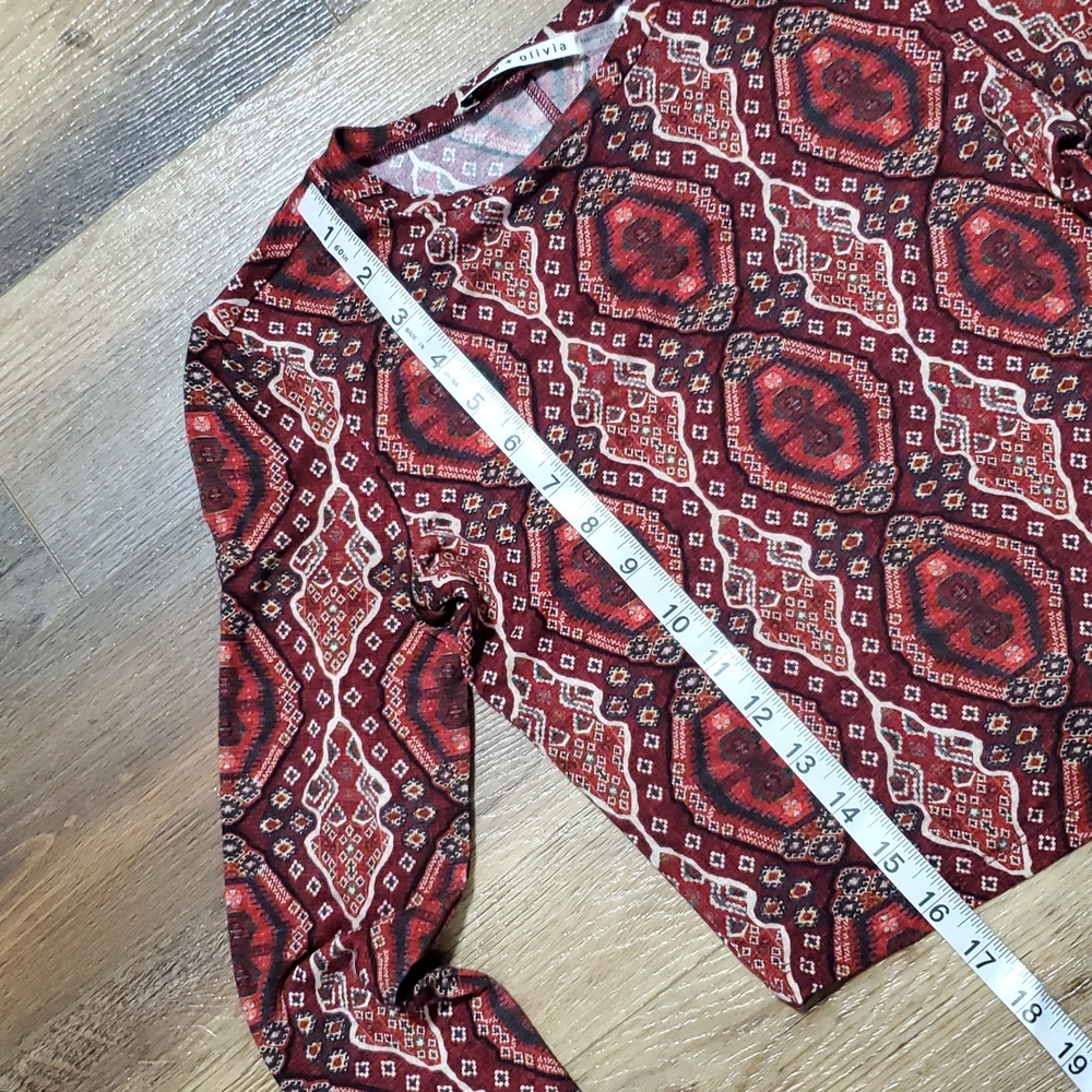 Alice + Olivia long sleeve maroon orange crop long sleeve medallion stretch top - Picture 2 of 8